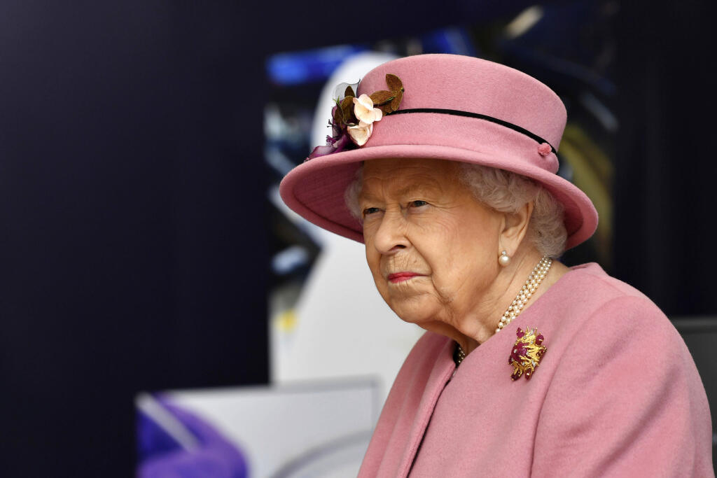 EBE 42 Portone Down - Britská kráľovná Alžbeta II. prichádza na návštevu Laboratória pre obranné vedy a technológie (DSTL) v anglickom Portone Down 15. októbra 2020. FOTO TASR/AP
Britain's Queen Elizabeth II visits the Defence Science and Technology Laboratory (DSTL) at Porton Down, England, Thursday Oct. 15, 2020, to view the Energetics Enclosure and display of weaponry and tactics used in counter intelligence. (Ben Stansall/Pool via AP)