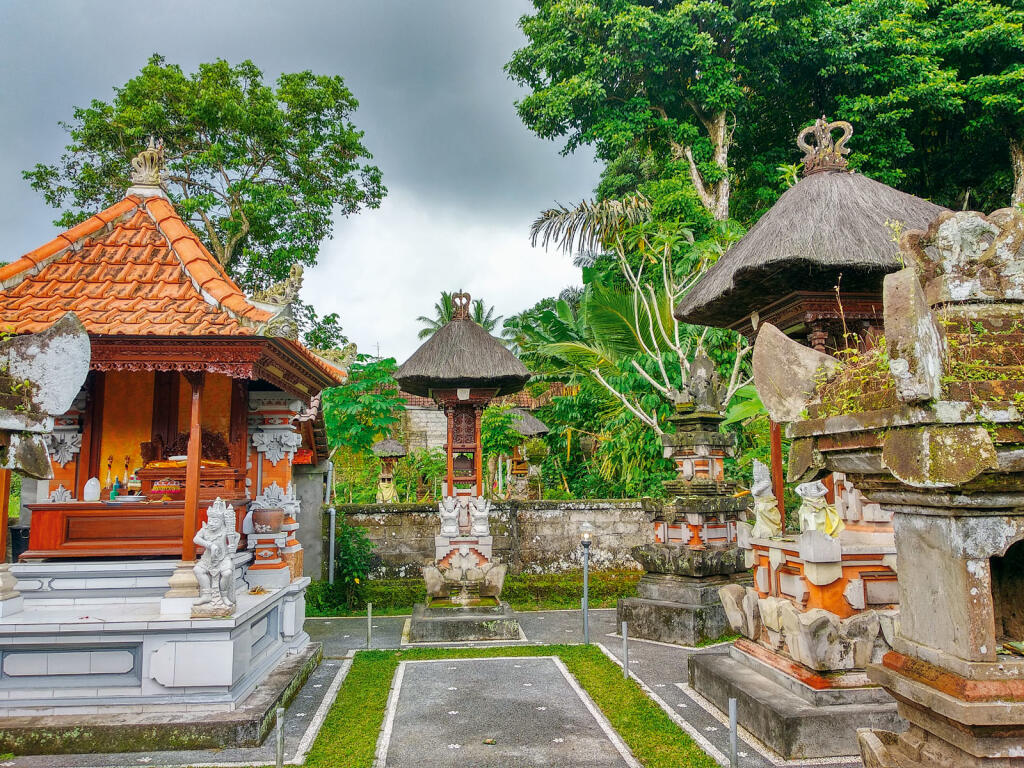 Bali - domáci chrám vo dvore rodiny, kde sme bývali