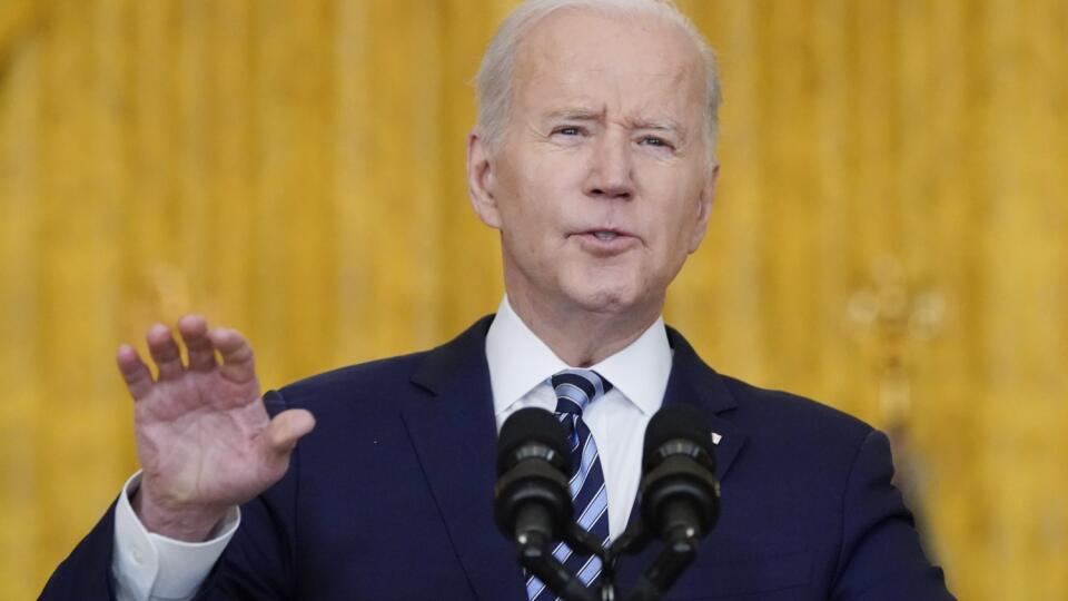KK57 Washington - Americký prezident Joe Biden hovorí o situácii na Ukrajine, ktorá čelí bezprecedentnému útoku zo strany Ruska, 24. februára 2022 vo Washingtone. Americký prezident Joe Biden vo štvrtok označil ruského prezidenta Vladimira Putina za agresora a oznámil ďalšie tvrdé sankcie USA voči ruským bankám, elitám a ich rodinám. FOTO TASR/AP
President Joe Biden speaks about the Russian invasion of Ukraine in the East Room of the White House, Thursday, Feb. 24, 2022, in Washington. (AP Photo
