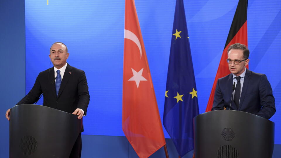 KK35 Berlín - Nemecký minister zahraničných vecí Heiko Mass (vpravo) a turecký minister zahraničných vecí Mevlüt Čavušoglu počas tlačovej konferencie 6. mája 2021 v Berlíne. FOTO TASR/AP
German Foreign Minister Heiko Maas and his Turkish counterpart Mevlut Cavusoglu give statements to the media following a meeting at the foreign ministry in Berlin, Germany May 6, 2021. (Annegret Hilse/Pool via AP)