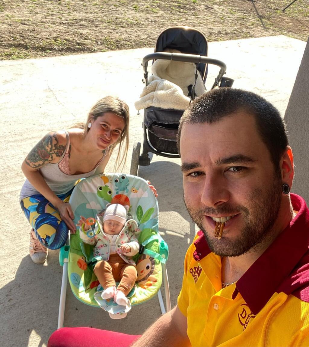 Boris Vlha s partnerkou Simonou Jagerskou a Lujzou v sedačke.