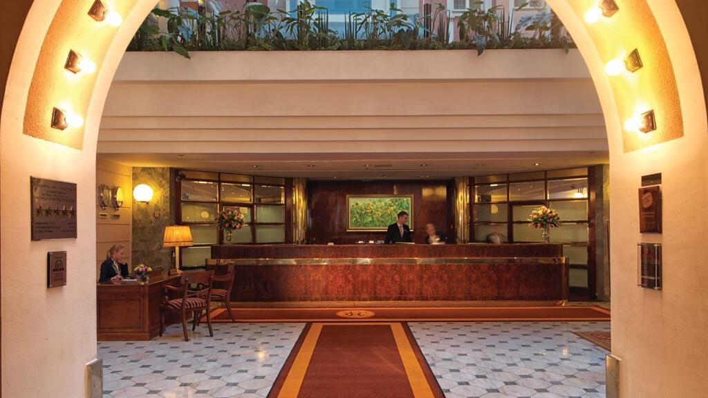 Hotel je prešpikovaný luxusným nábytkom a priestormi.