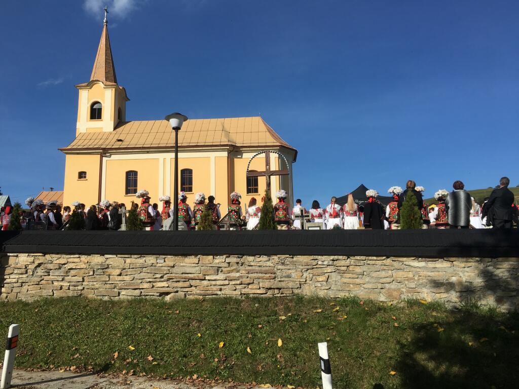 Mladí gorali v krojoch