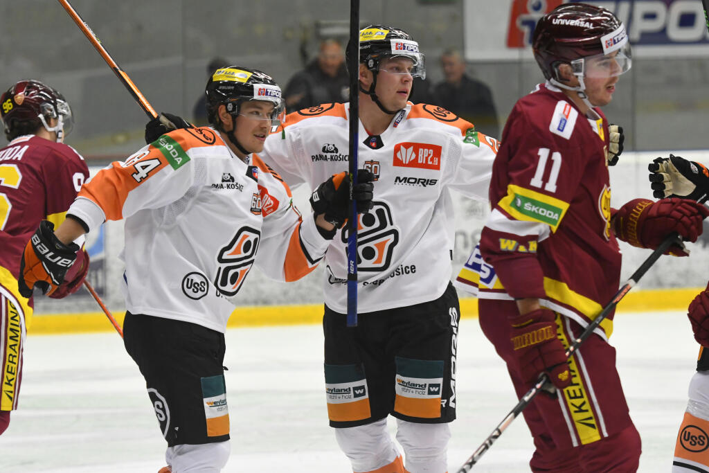 Na snímke druhý zľava Joona Jääskeläinen z Košíc sa teší z gólu na 1:0 v 6. kole hokejovej Tipos extraligy HC Košice - HK Dukla Trenčín 2. októbra 2022 v Košiciach. FOTO TASR – Milan Kapusta