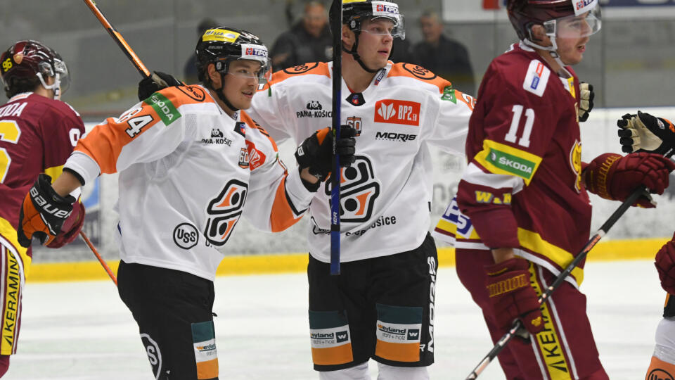 Na snímke druhý zľava Joona Jääskeläinen z Košíc sa teší z gólu na 1:0 v 6. kole hokejovej Tipos extraligy HC Košice - HK Dukla Trenčín 2. októbra 2022 v Košiciach. FOTO TASR – Milan Kapusta
