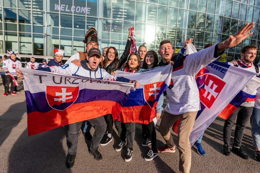 Na snímke sú slovenskí fanúšikovia pred piatym zápasom základnej skupiny MS 2022 v Helsinkách, v ktorom nastúpili slovenskí hokejisti proti Kazachstanu.