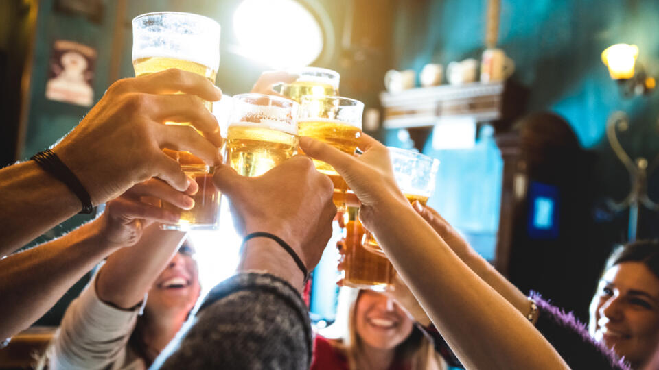 Group,Of,Happy,Friends,Drinking,And,Toasting,Beer,At,Brewery