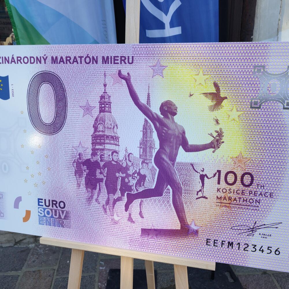Nadchádzajúci 100. ročník Medzinárodného maratónu mieru v Košiciach bude pripomínať aj suvenírová eurobankovka. Vyšla v náklade 5000 kusov a sú na nej symboly košického maratónu - holubica, maratónec a Dóm sv. Alžbety. Nulovú eurobankovku predstavil Košický samosprávny kraj (KSK). Košice, 21. septembra 2023 FOTO TASR - Marián Holubčík
