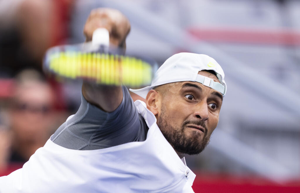 WA 4 Montreal - Austrálsky tenista Nick Kyrgios podáva proti Sebastianovi Baezovi z Argentíny počas zápasu 1. kola mužskej dvojhry na turnaji ATP Masters 1000 v Montreale v utorok 9. augusta 2022. Víťaz podujatia vo Washingtone zdolal v úvodnom kole Baeza dvakrát 6:4. FOTO TASR/AP
Nick Kyrgios, of Australia, serves to Sebastián Báez, of Argentina, during the National Bank Open tennis tournament Tuesday, Aug. 9, 2022, in Montreal. (Paul Chiasson/The Canadian Press via AP)