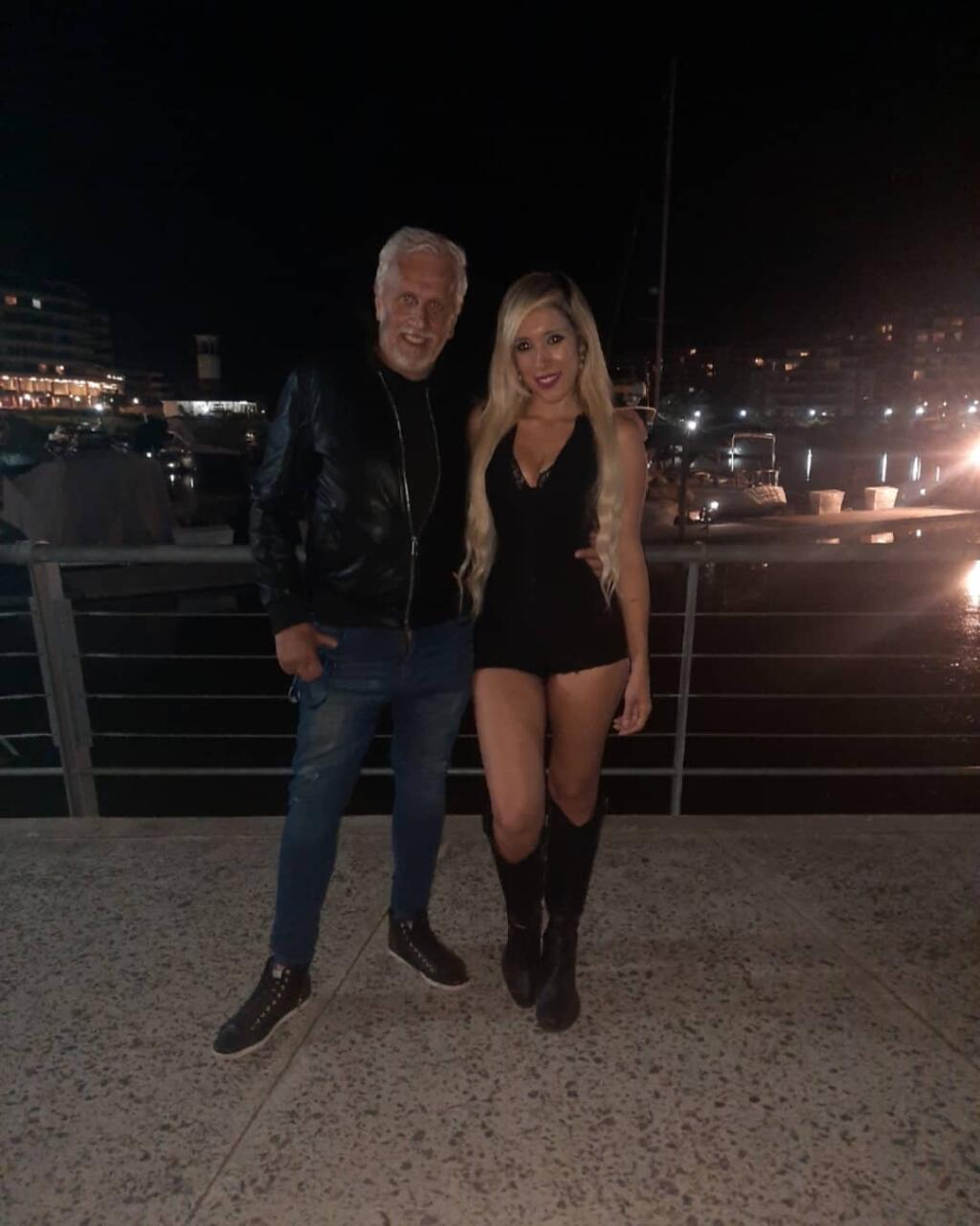 Andreas nara prežíva po rozvode druhú mladosť s o 28 rokov mladšou blondínkou.