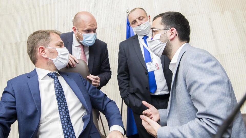 Na snímke zľava premiér SR Igor Matovič (OĽaNO), minister obrany SR Jaroslav Naď (OĽaNO), štátny tajomník ministerstva vnútra SR Lukáš Kyselica (OĽaNO) a vľavo vedúci Úradu vlády SR Július Jakab počas rokovania 16. schôdze vlády SR v Bratislave 30. apríla 2020. FOTO TASR - Martin Baumann