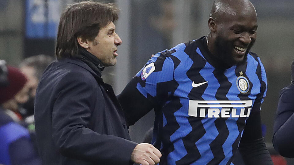 KK12 Miláno - Tréner Inter Milána Antonio Conte a hráč Romelu Lukaku z Interu Miláno sa tešia z gólu počas zápasu 22. kola talianskej Serie A Inter Miláno – Lazio Rím 14. februára 2021 v Miláne. FOTO TASR/AP
Inter Milan's head coach Antonio Conte congratulates his player Romelu Lukaku who scores the two goals during a Serie A soccer match between Inter Milan and Lazio at the San Siro stadium in Milan, Italy, Sunday, Feb. 14, 2021. (AP Photo/Luca Bruno)