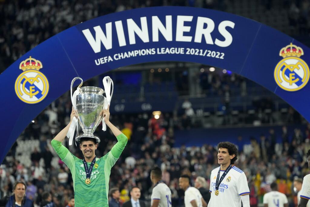 KK89 Paríž - Na snímke brankár Realu Madrid Thibaut Courtois pózuje s trofejou po víťazstve vo finálovom zápase Ligy majstrov FC Liverpool - Real Madrid 28. mája 2022 na štadióne Stade de France v Paríži. Futbalisti Realu Madrid triumfovali v Lige majstrov. V sobotnom finále na parížskom Stade de France zdolali FC Liverpool 1:0 a najcennejšiu klubovú trofej na kontinente získali rekordný štrnástykrát v histórii. FOTO TASR/AP