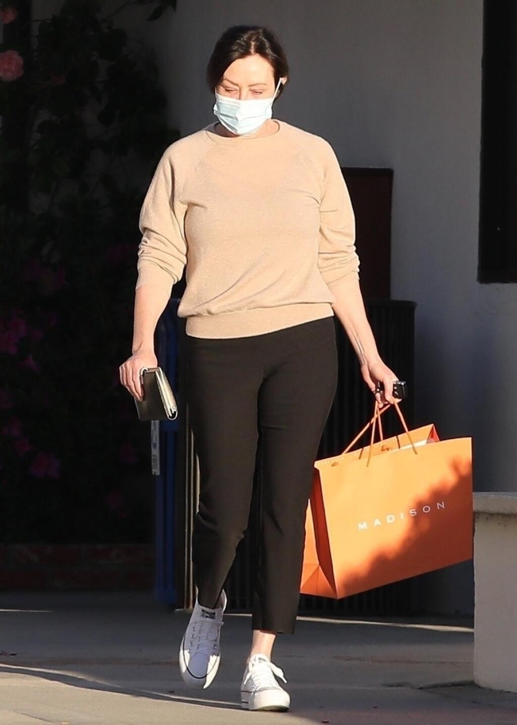 Na nákupy po boku svoje maminky vyrazila v Malibu herečka Shannen Doherty, ktorá bojuje s rakovinou prsníka v poslednom štádiu.