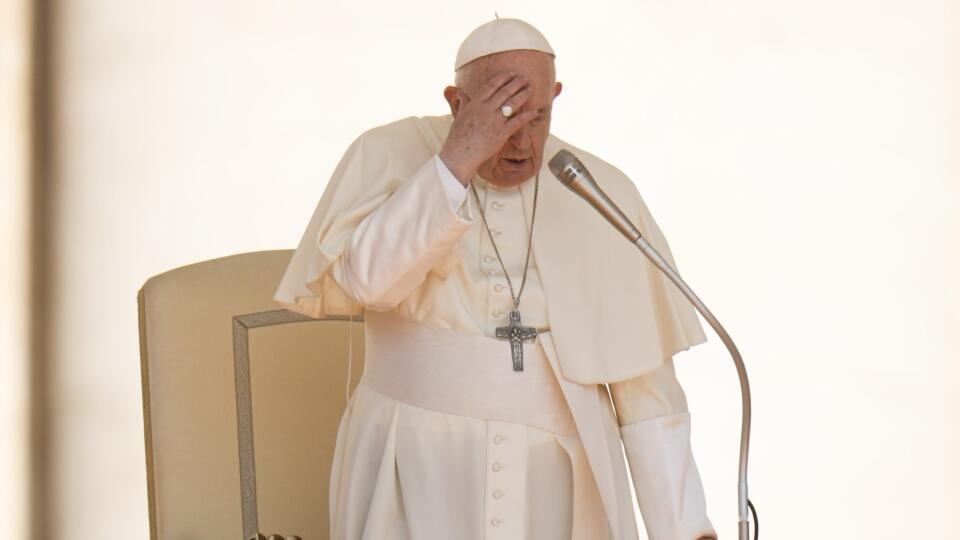 PK 15 Vatikán - Pápež František sa prežehnáva počas generálnej audiencie na Námestí svätého Petra vo Vatikáne v stredu 18. mája 2022. FOTO TASR/AP
Pope Francis makes the sign of the cross during the weekly general audience in St. Peter's square at the Vatican, Wednesday, May 18, 2022. (AP Photo/Alessandra Tarantino)