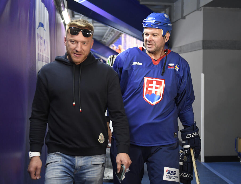 V exhibičnom zápase legiend zvíťazili hokejisti Slovenska nad Švédskom 11:7. Stretnutie v košickej Steel aréne bolo súčasťou osláv 90. rokov slovenského hokeja, pričom na ľade sa predstavilo viacero hráčov z pamätných MS 2002, na ktorých Slovensko získalo titul majstra sveta.