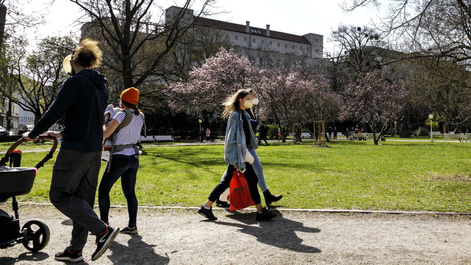 Na snímke ľudia cez víkend využívajú pekné teplé jarné počasie v Medickej záhrade v Bratislave v Bratislave 11. apríla 2021. FOTO TASR - Dano Veselský