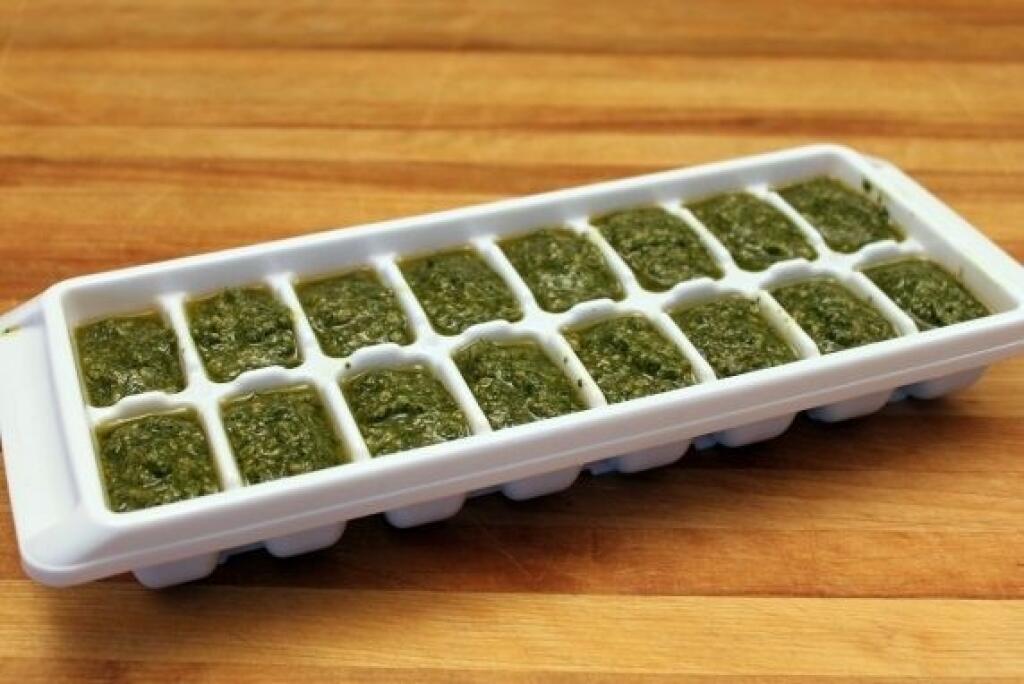 Pesto kocky. Hodí sa do každého ročného obdobia a jedla. Zmrazte pesto s trochou olivového oleja. Takéto ľadové pesto kocky môžete ľahko hodiť na panvicu spolu s kuracím mäsom, rybami alebo zeleninou. Dodajú jedlu ohromnú chuť.