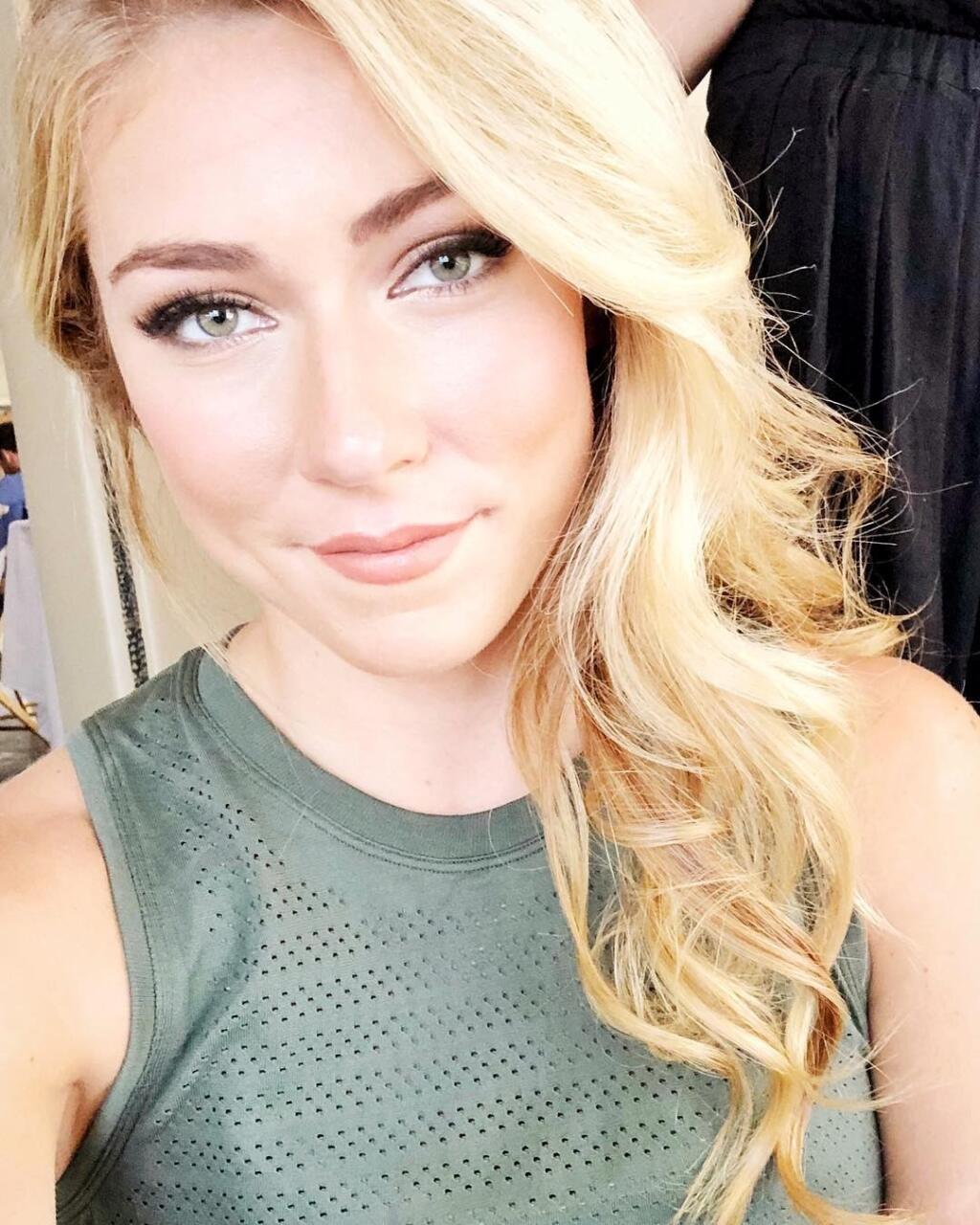 Mikaela Shiffrinová sa dokáže predať akokoľvek. Nechýbajú ani odvážne zábery.