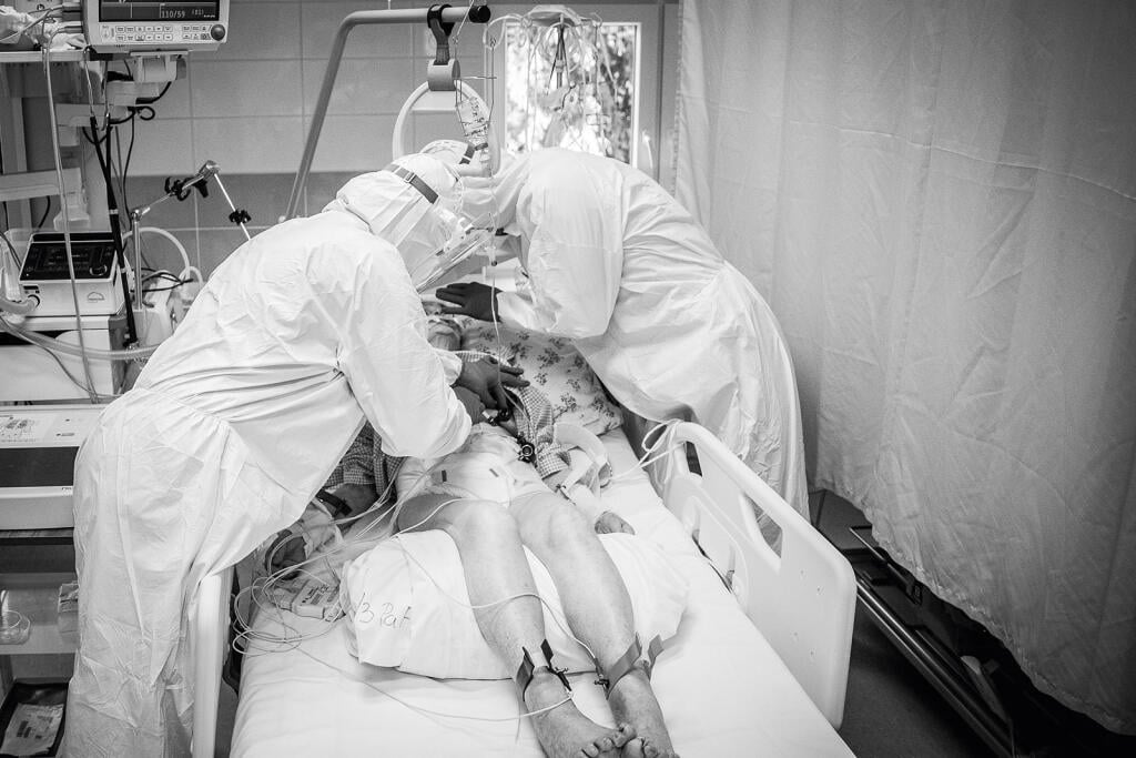 Jozef Jakubčo a jeho fotografia zo série Červená zóna, na ktorej zachytil dianie na jiske pľúcnej kliniky Univerzitnej nemocnice v Martine