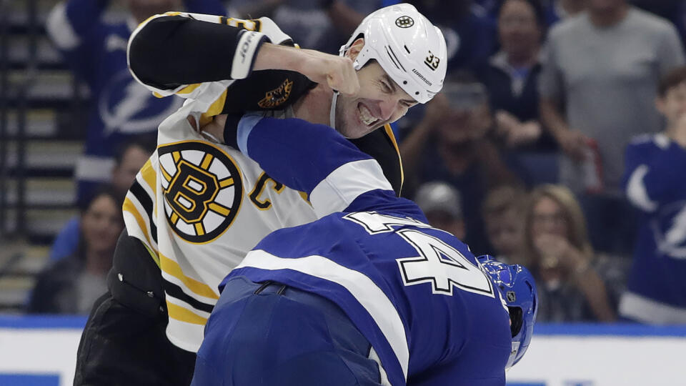 Na snímke zľava slovenský obranca a kapitán Bruins Zdeno Chára počas pästného súboja s hráčom Tampy Patom Maroonom v zápase NHL Tampa Bay Lightning - Boston Bruins v noci na 13. decembra 2019.