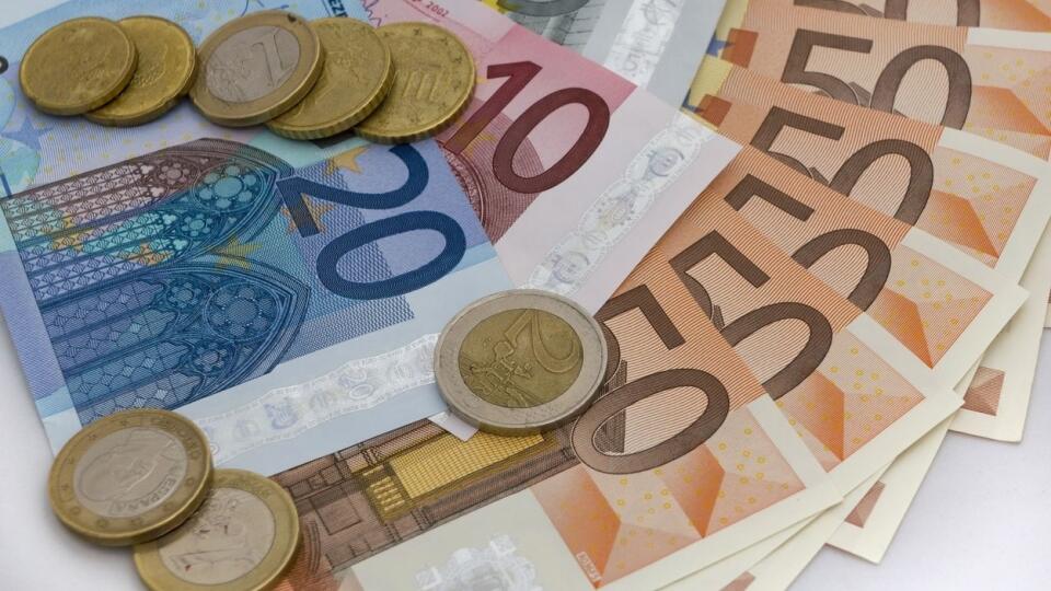 Koncoročné odmeny dostáva každý štvrtý pracujúci Slovák. Ich priemerná výška je 695 eur.