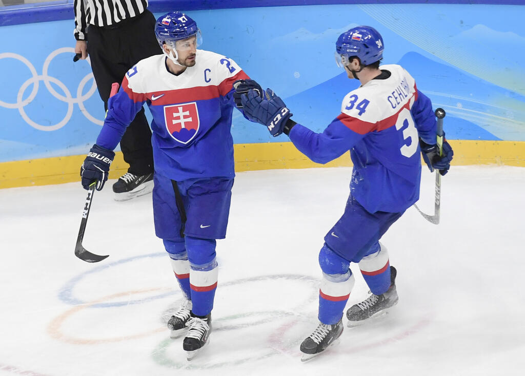 Okrem Cehlárika (vpravo) hral v KHL aj Marek Hrivík, ten sa však po olympiáde vrátil do švédskeho Leksandu.