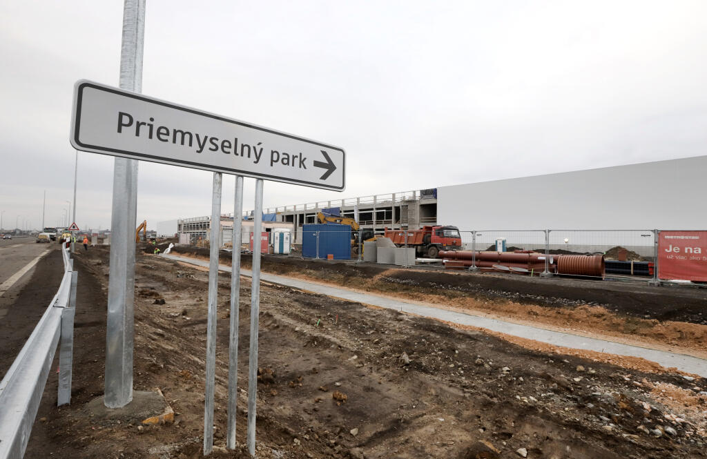 Spoločnosť Winkelmann je prvým veľkým investorom v novom štátnom priemyselnom parku v Rimavskej Sobote. Vo svojom závode, ktorého výstavba sa začala v ostatnom období, plánuje vyrábať zásobníky teplej vody pre tepelné čerpadlá. Očakávaná výška investície predstavuje viac ako 110 miliónov eur. Na snímke výstavba priemyselného parku Winkelmann pri Rimavskej Sobote 7. decembra 2024. FOTO TASR - Ján Krošlák