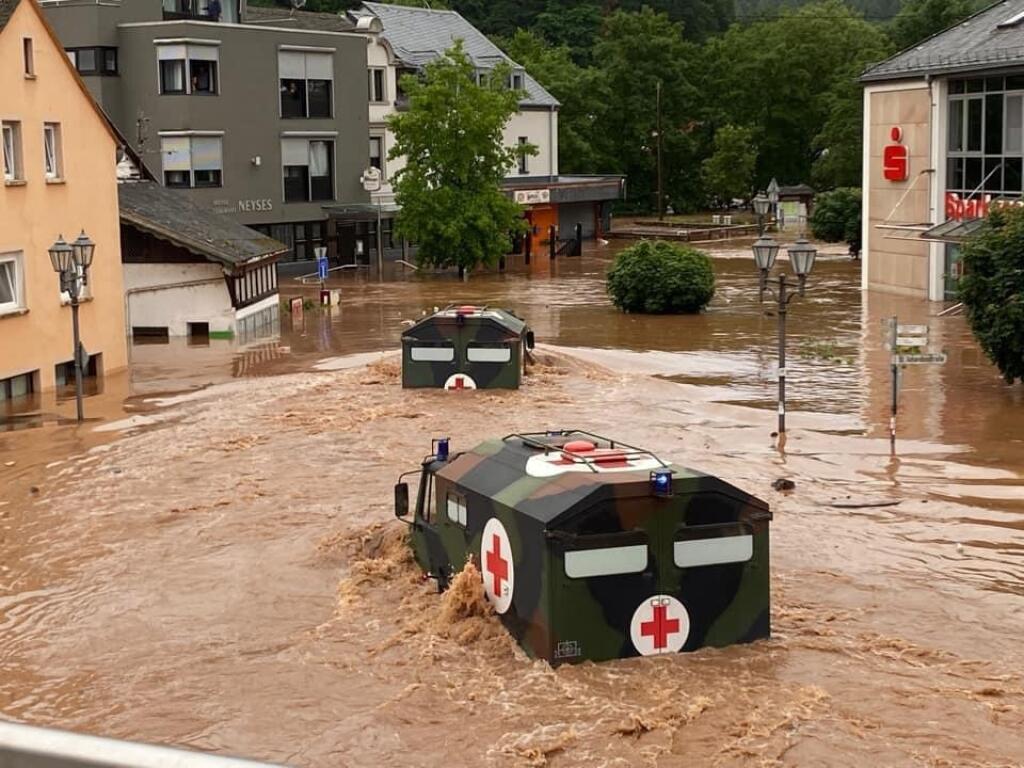 Mnohé mestá sú po záplavách totálne zničené.