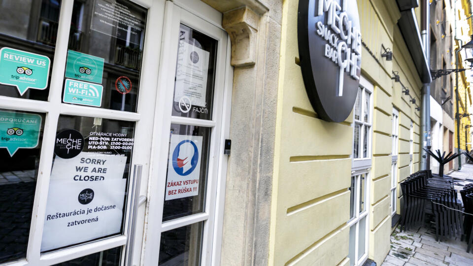 Slovensko sprísnilo opatrenia proti šíreniu nového koronavírusu. Od štvrtka 15. októbra 2020 sú rúška povinné takmer všade, obmedzujú sa prevádzky, zakazujú hromadné podujatia s účasťou nad šesť osôb. Predajne potravín a drogérie musia v pondelok až piatok vyčleniť seniorom nad 65 rokov čas na nákup - od 9.00 h do 11.00 h. Platia však aj výnimky. Prevádzky verejného stravovania (reštaurácie, pohostinstvá, kaviarne a podobne) budú môcť podávať nápoje a jedlo len v exteriéri (terasy) alebo ich bal