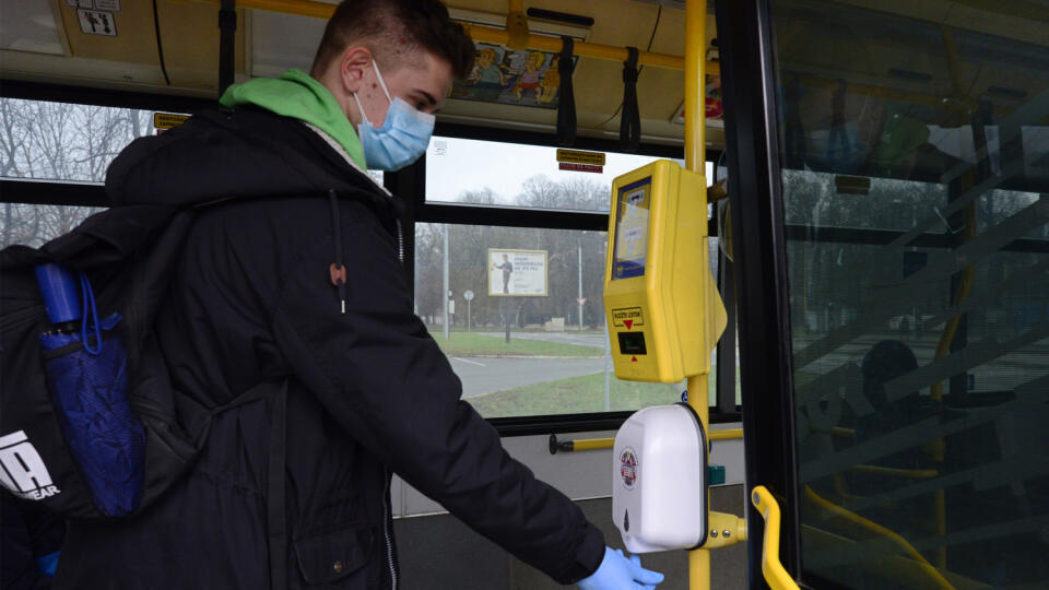 Bezkontaktné dezinfekčné prístroje pribudli v uplynulých dňoch vo všetkých autobusoch a električkách, ktoré sú v rámci košickej mestskej hromadnej dopravy (MHD) v prevádzke.
Košice 17. decembra 2020. FOTO TASR – Milan Kapusta