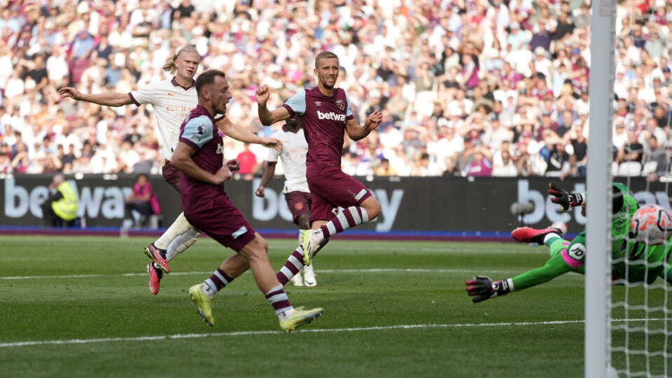 EBE 49 Londýn - Na snímke vľavo nórsky útočník City Erling Haaland strieľa gól v zápase 5. kola anglickej Premier League vo futbale West Ham United - Manchester City (1:3) v sobotu 16. septembra 2023. FOTO TASR/AP
City's Erling Haaland, left, scores his side's third goal during the English Premier League soccer match between West Ham United and Manchester City at London stadium in London, Saturday, Sept. 16, 2023. (AP Photo/Kin Cheung)