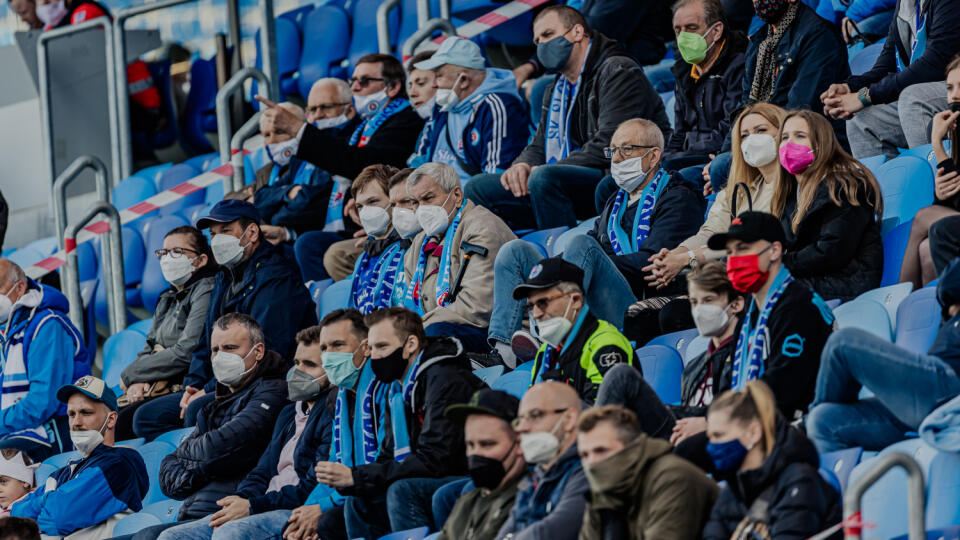 Na snímke fanúšikovia v hľadisku počas zápasu Fortuna ligy medzi ŠK Slovan Bratislava a AS Trenčín. Vďaka Covid automatu sa na zápase mohlo zúčastniť 500 fanúšikov.