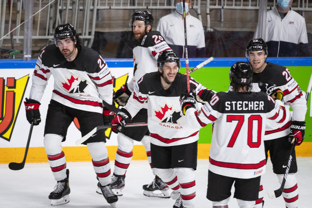 Na snímke hokejisti Kanady sa tešia po góle do prázdnej brány a z postupu do finále, zľava Nick Paul, Connor Brown, Justin Danfort, Troy Stecher a Sean Walker v semifinálovom zápase USA - Kanada na 84. majstrovstvách sveta v ľadovom hokeji v lotyšskej Rige v sobotu 5. júna 2021. FOTO TASR - Jaroslav Novák