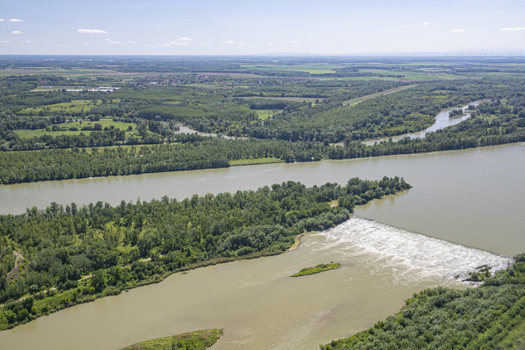 Na snímke z vrtuľníka pohľad na rozvodnené ramená Dunaja. Na toku rieky sa uskutočňujú simulované a kontrolované záplavy, 26. mája 2021. FOTO TASR - Michal Svítok