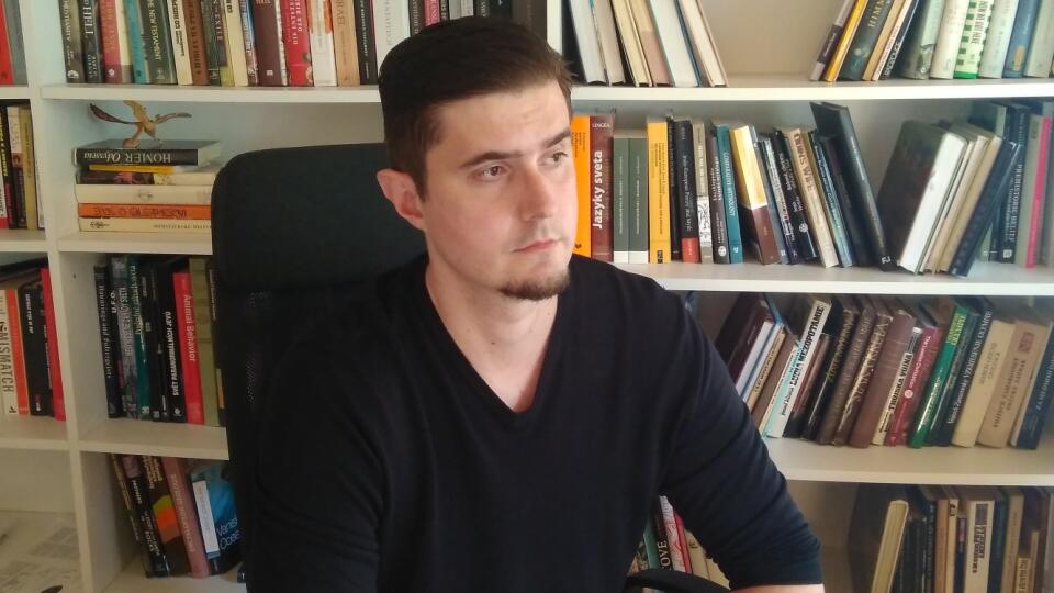 Vyštudovaný geológ a paleontológ Dušan Valent je prvým slovenským autorom náučnej publikácie o najpopulárnejších prehistorických tvoroch - Odhaľ a spoznaj dinosaury.