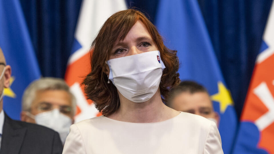 Na snímke zľava podpredsedníčka vlády SR a ministerka pre investície a regionálny rozvoj SR Veronika Remišová (Za ľudí) a minister hospodárstva SR a prvý podpredseda vlády pre ekonomiku Richard Sulík (SaS) počas tlačovej konferencie po 12. rokovaní vlády SR v Bratislave 19. apríla 2020. FOTO TASR - Jaroslav Novák