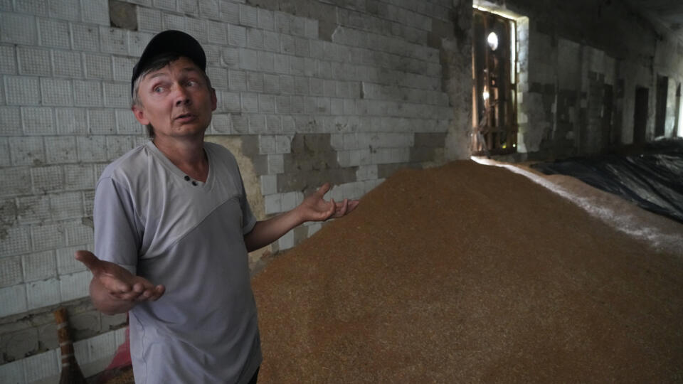 KK59 Ptyche - Farmár Serhij, miestny pestovateľ obilia, stojí vedľa obilia v obci Ptyche vo východnej časti Doneckej oblasti na Ukrajine v nedeľu 12. júna 2022. Serhij tvrdí, že nemôže predávať svoje obilie, pretože nikto nechce prísť do oblasti, ktorá bola pod ruským ostreľovaním. Ukrajina je jedným z najväčších svetových vývozcov pšenice a kukurice, ale ruská invázia a blokáda jej prístavov zastavili veľkú časť tohto toku. FOTO TASR/AP
Farmer Serhiy gestures standing near a mound of grain in h