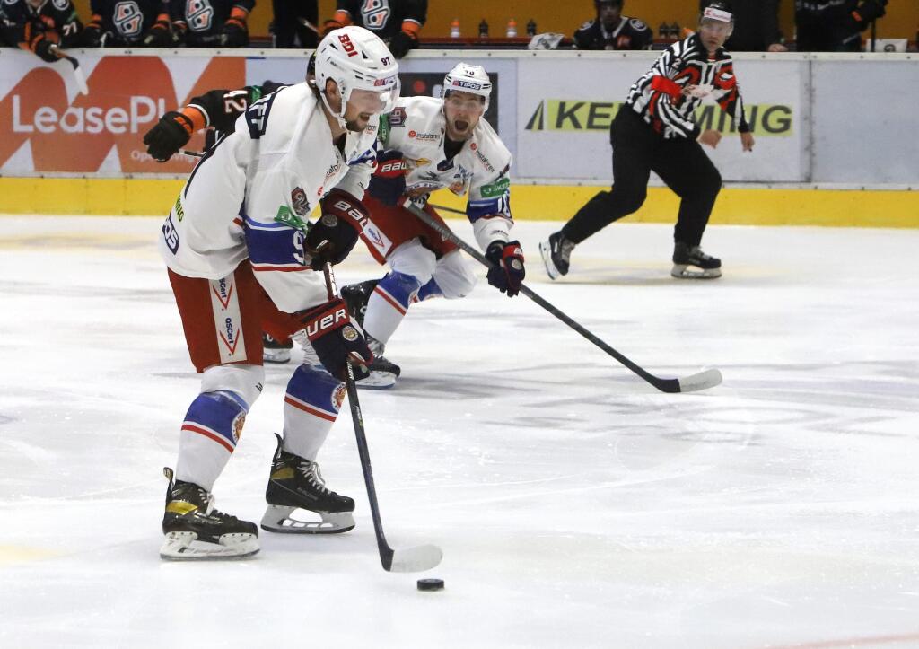 Na snímke zľava Demen Sideroff a Marek Hecl (Zvolen) počas 5. kola hokejovej Tipos extraligy HKM Zvolen - HC Košice 30. septembra 2022 vo Zvolene. FOTO TASR - Ján Krošlák