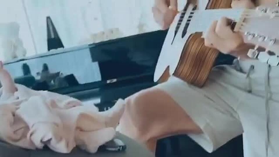 Parádne zábery Gáboríkovcov: Takto hrá tatko Marián dcérke Belle na gitare