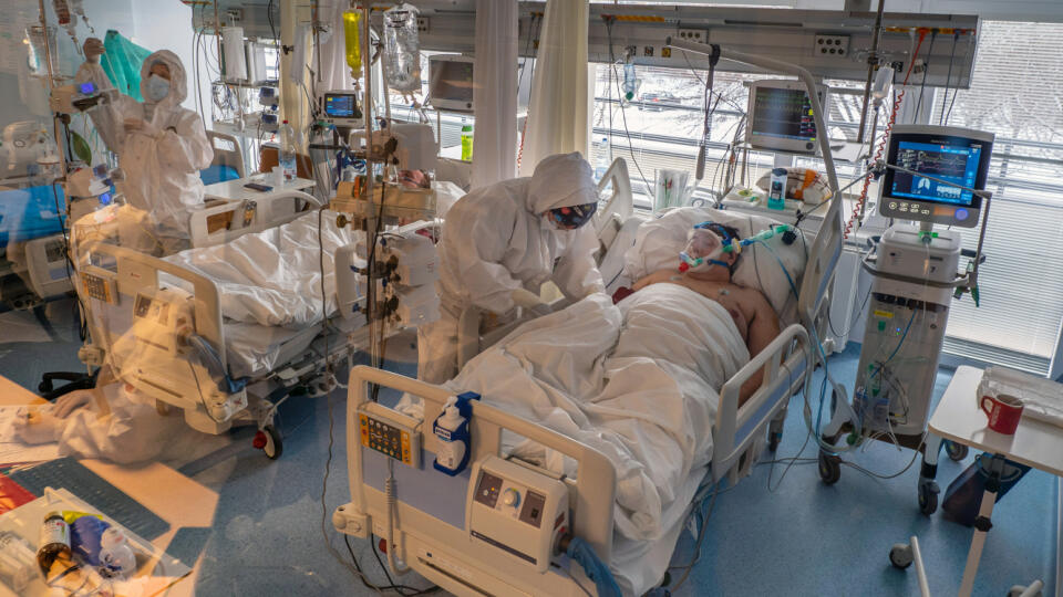 NA KYSLÍKU Maska alebo vysokoprietokový kyslík sú pre pacienta menej zaťažujúce ako uspanie a pľúcna ventilácia.