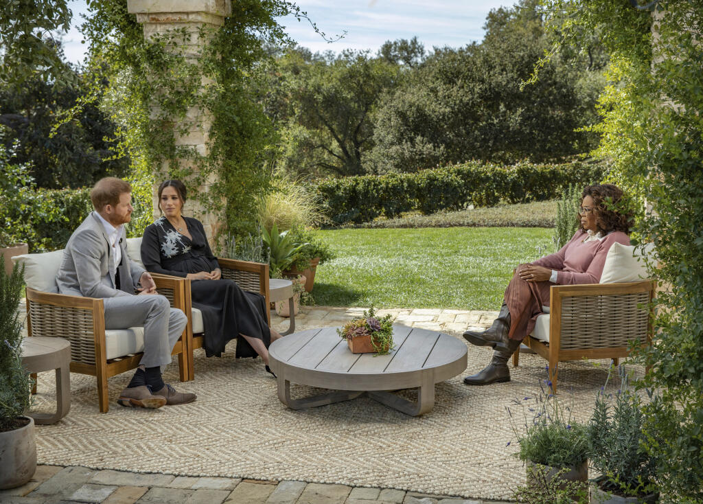 KK37 - Na snímke britský princ Harry, jeho manželka vojvodkyňa zo Sussexu Meghan a Oprah Winfreyová počas rozhovoru. FOTO TASR/AP
This image provided by Harpo Productions shows Prince Harry, from left, and Meghan, The Duchess of Sussex, in conversation with Oprah Winfrey. (Joe Pugliese/Harpo Productions via AP)