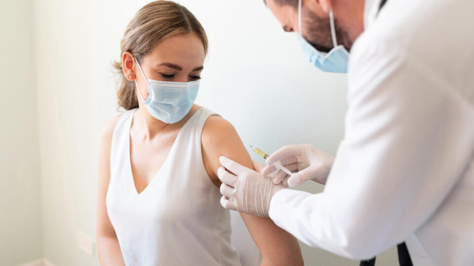 Ochota dať sa zaočkovať proti COVID-19 zostáva už od marca na pomerne stabilnej úrovni. Už zaočkovaných alebo ochotných dať sa zaočkovať je 51,7 percenta, čo predstavuje oproti máju nárast iba o tri percentá. Výraznejšie však narástol počet respondentov, ktorí očkovanie odmietajú, z májových 30,9 percenta na 36 percent.