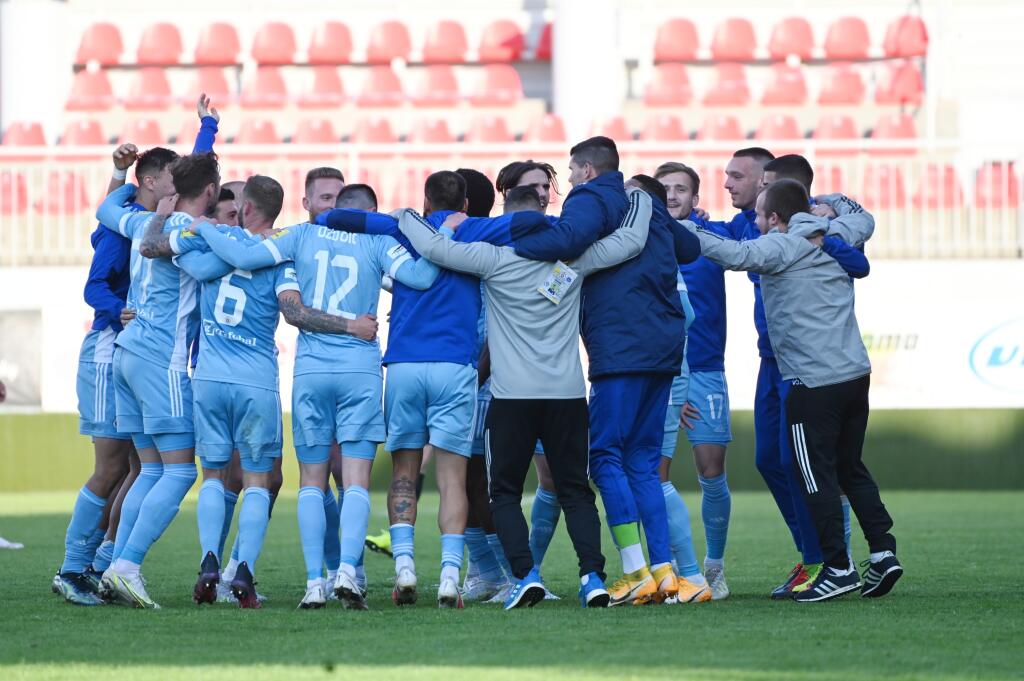 Na snímke radosť hráčov Slovana po získaní titulu po skončení zápasu 9. kola nadstavbovej časti Fortuna ligy skupiny o titul medzi FC ViOn Zlaté Moravce - ŠK Slovan Bratislava v sobotu 15. mája 2021 v Zlatých Moravciach. FOTO TASR - Lukáš Grinaj