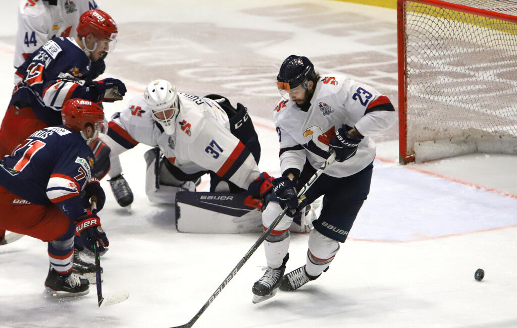 Na snímke zľava Radovan Puliš (Zvolen) brankár Slovanu Kristers Gudlevskis a Brant Harris (Slovan) počas piateho zápasu semifinále Kaufland Play off Tipos extraligy HKM Zvolen – HC Slovan Bratislava vo Zvolene 21. apríla 2021. FOTO TASR - Ján Krošlák