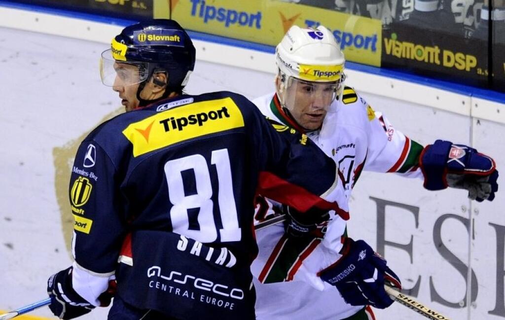 Na snímke vľavo Miroslav Šatan (Slovan) a vpravo Žigmund Pálffy (Skalica) v 15. kole Tipsport extraligy medzi HC Slovan Bratislava - HK 36 Skalica 25. októbra 2011 v Bratislave.