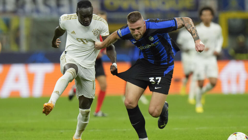 PK 6 Miláno - Na snímke sprava slovenský obranca Interu Milan Škriniar a hráč Bayernu Sadio Mane bojujú o loptu v zápase C-skupiny 1. kola skupinovej fázy Ligy majstrov vo futbale Inter Miláno - Bayern Mníchov v Miláne 7. septembra 2022. FOTO TASR/AP
Bayern's Sadio Mane, left, and Inter Milan's Milan Skriniar vie for the ball during the Champions League, group C soccer match between Inter Milan and Bayern Munich, at the Milan San Siro stadium, Italy, Wednesday, Sept. 7, 2022. (AP Photo/Luca Bru