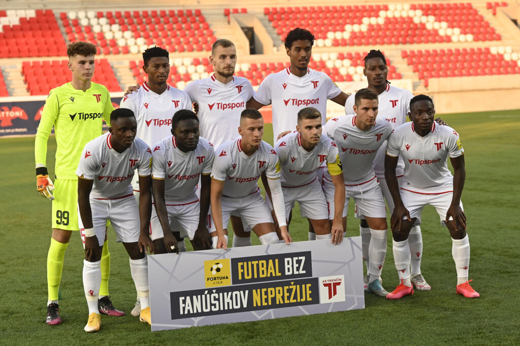 Futbalisti AS Trenčín sa pred zápasom s FC ViOn Zlaté Moravce-Vráble nechali vyfotografovať s výstižným banerom.