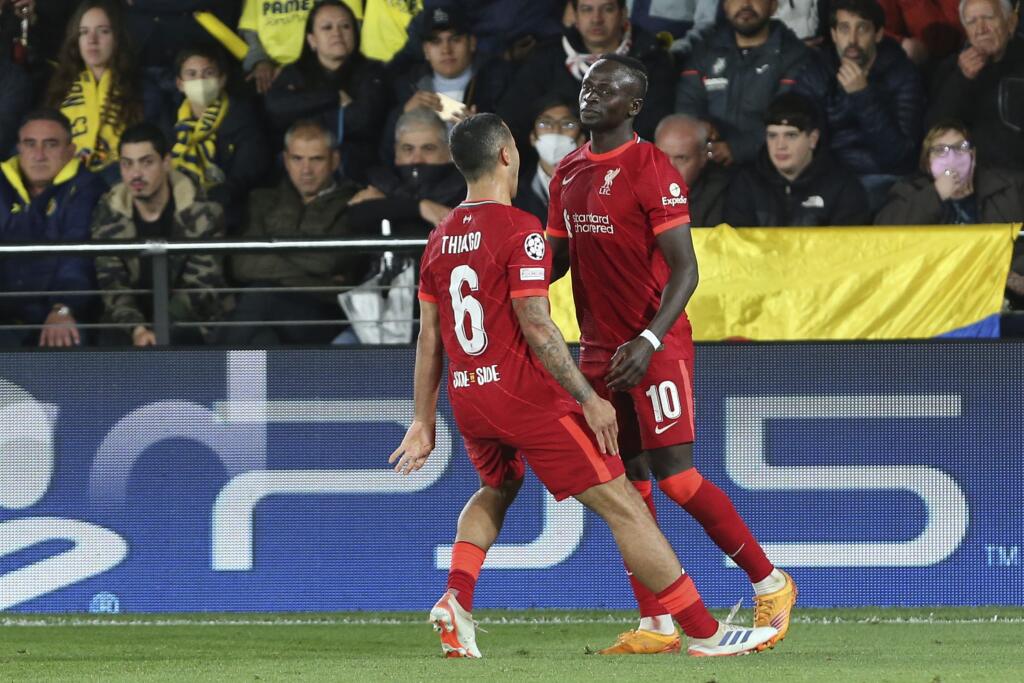Hráč Liverpoolu Sadio Mane (vpravo) oslavuje po tom, ako strelil tretí gól počas odvetného zápasu semifinále Ligy majstrov FC Villarreal - FC Liverpool vo Villarreale 3. mája 2022.
Liverpool's Sadio Mane, right, celebrates after scoring his side's third goal during the Champions League semi final, second leg soccer match between Villarreal and Liverpool at the Ceramica stadium in Villarreal, Spain, Tuesday, May 3, 2022. (AP Photo/Alberto Saiz)
