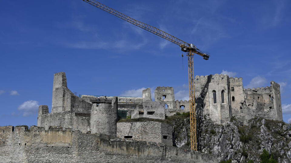 Na snímke pohľad na stavebný žeriav na hrade Beckov počas pokračujúcej rekonštrukcie, 1. septembra 2022 v Beckove. FOTO TASR - Radovan Stoklasa